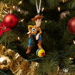Woody se suma a tu espíritu navideño con este encantador adorno inspirado en Toy Story de Disney y Pixar. Este emblemático vaquero llevará tus decoraciones a un mundo lleno de aventuras 